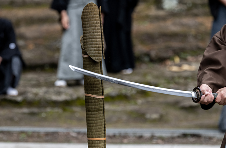 一刀両断の意味・類語・言い換え オールガイド