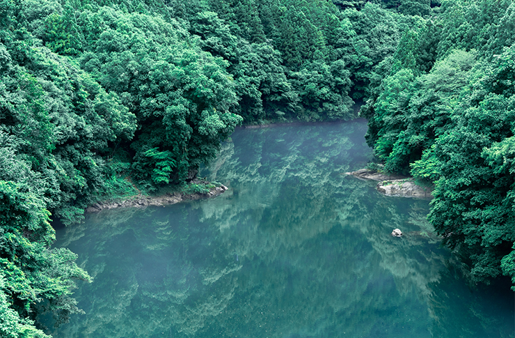 深い川は静かに流れるの意味・類語・言い換え | オールガイド